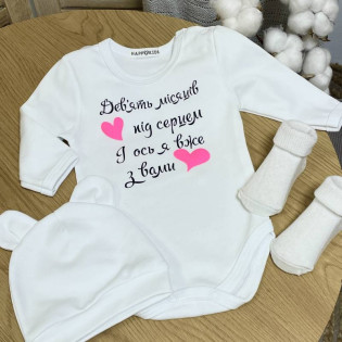 Комплект для перших фото новонародженого малюка з сердечками Комплект для перших фото новонародженого малюка з сердечками