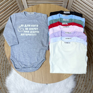 Боди серый с надписью про дедушку "Дед-авторитет" с бицепсом