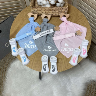 Набор новорожденному именной держатель, грызунок, носочки