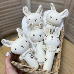 Плюшеве брязкальце зайченя новонародженому