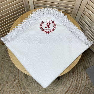 Крижма махрова з мереживом з ініціалом у віночку