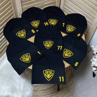 Шапка дитяча для футбольної команди з номером та емблемою