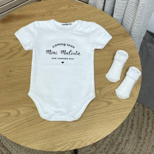 Іменний боді з написом "Coming soon"