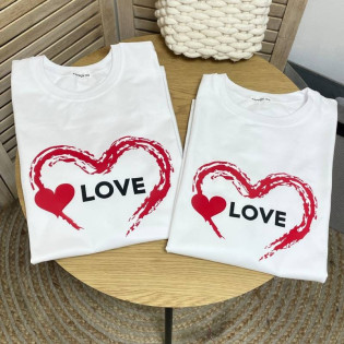 Набір парних футболок з сердечками та написом "Love"
